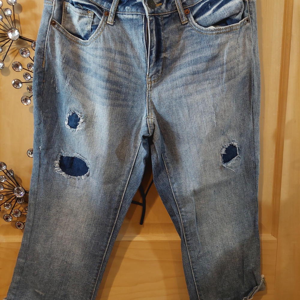 Women’s Light Blue Distressed Capri Jeans
